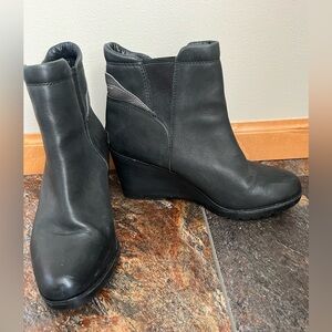 Women’s Sorel leather After Hours Chelsea pull on black wedge bootie. Size 10